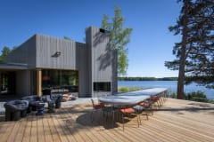 Serlachius Taidesaunan terassialueen iso ruokapöytä aurinkoisena kesäpäivänä.