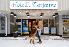 Pääsisäänkäynti talvella.