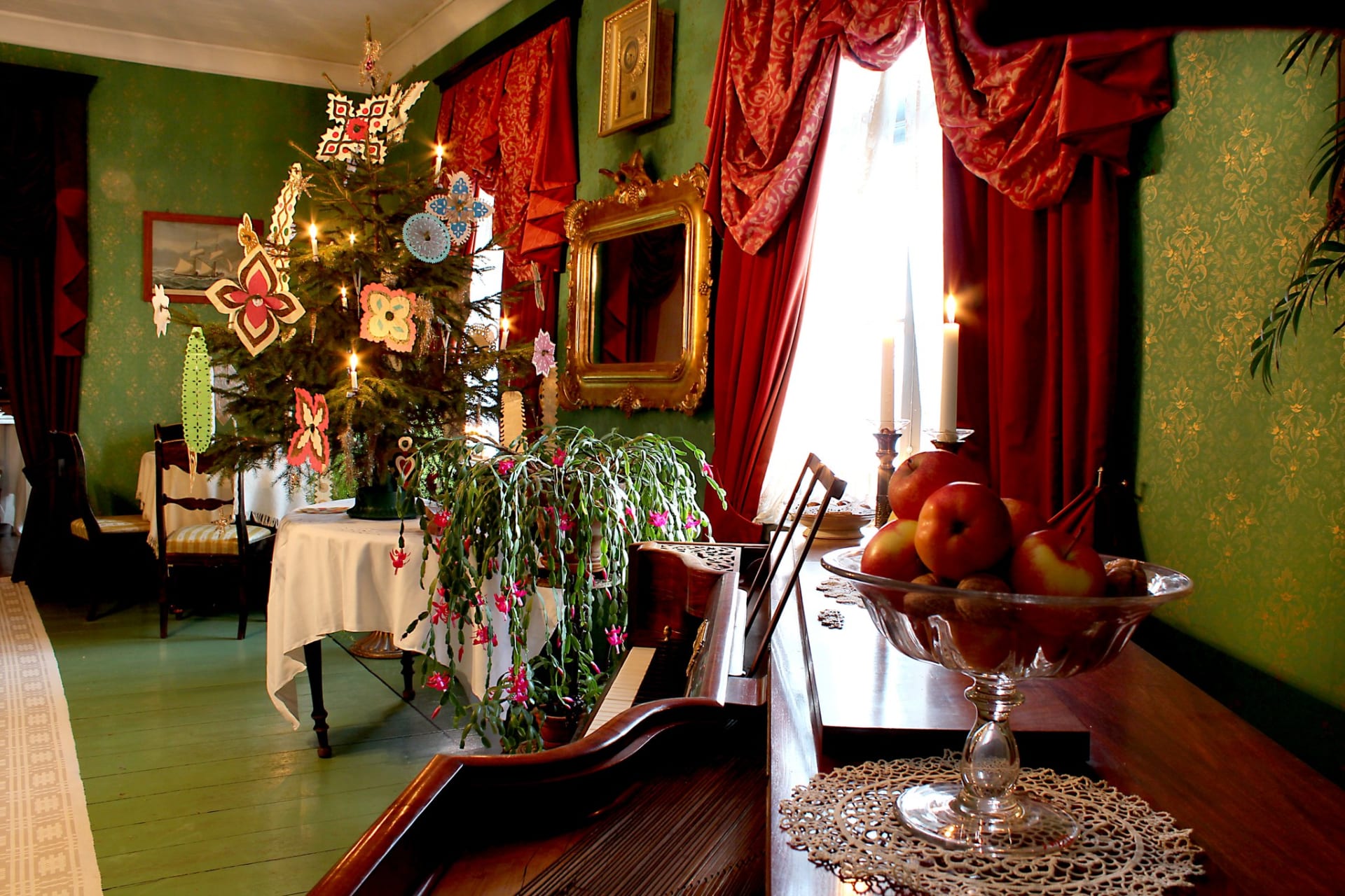 The livingroom of 1800s Sovelius House, a Christmas tree in a middle of the room