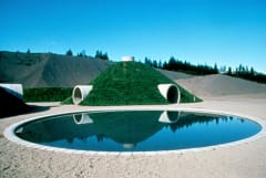 Yltä ja alta -maataideteoksen lampi kuvan etualalla