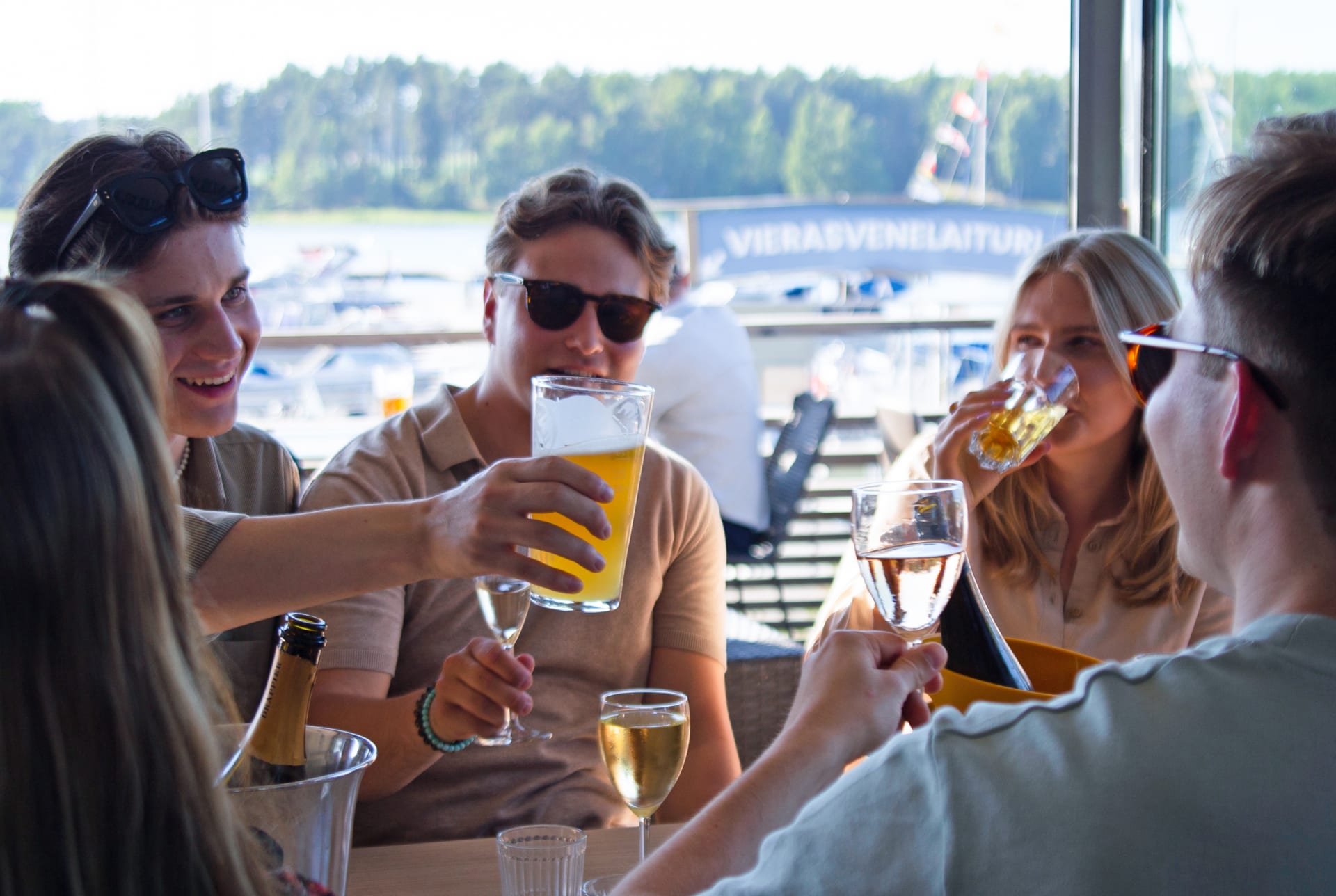 Seaside restaurant and terrace at the harbourhotel 