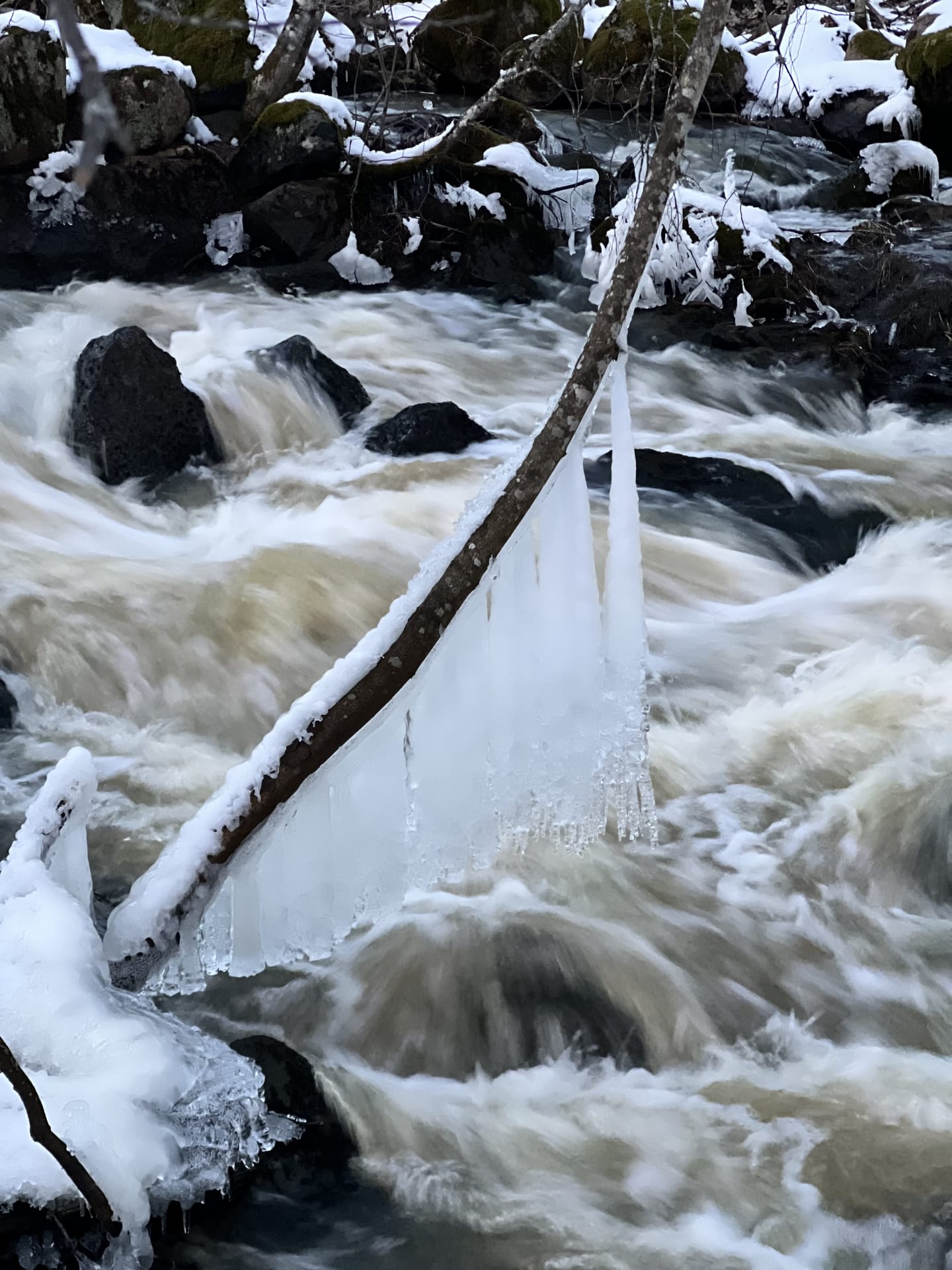Luonnon jäätaidetta kosken partaalla
