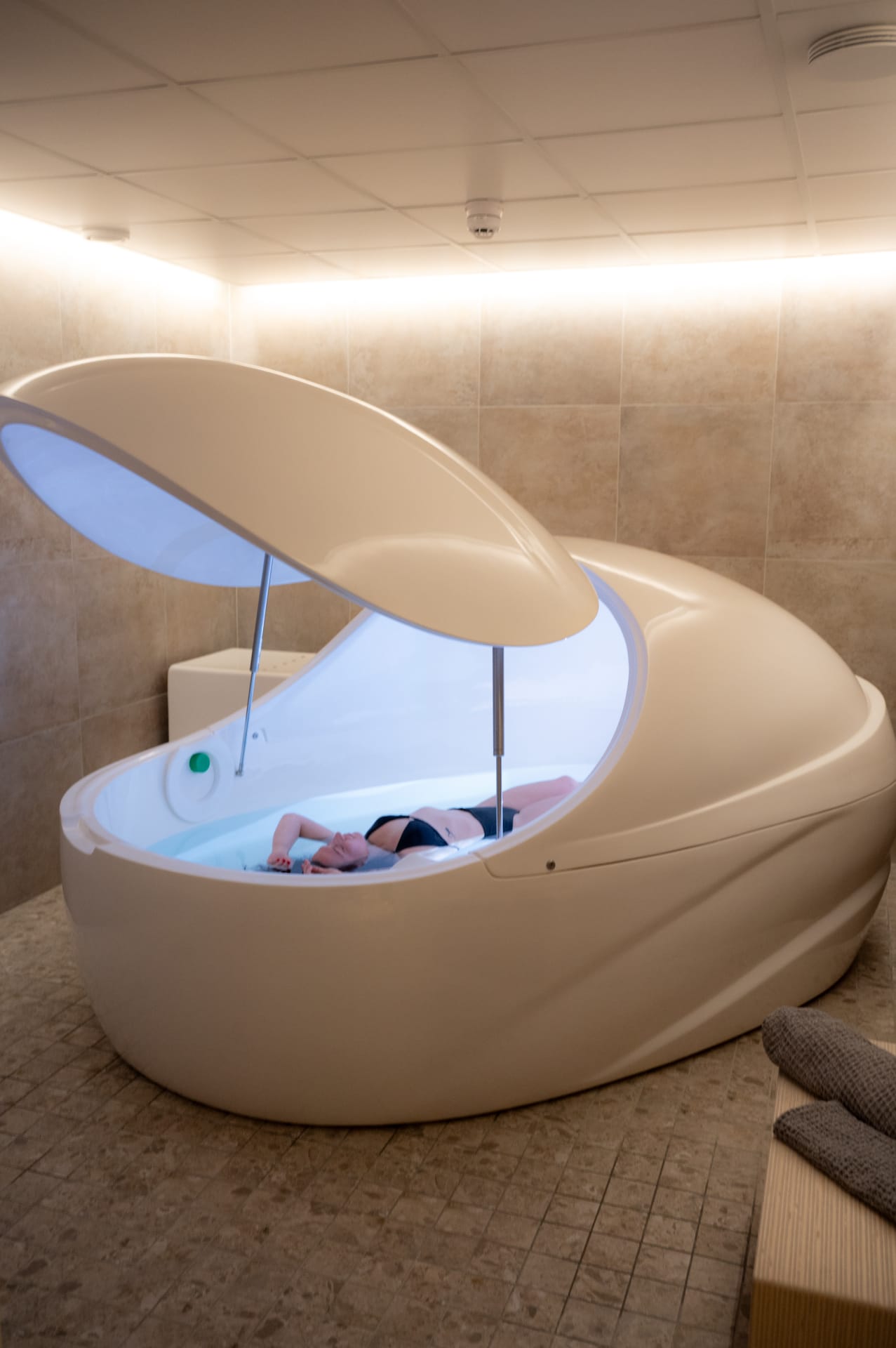 Float tank, jossa yksi ihminen