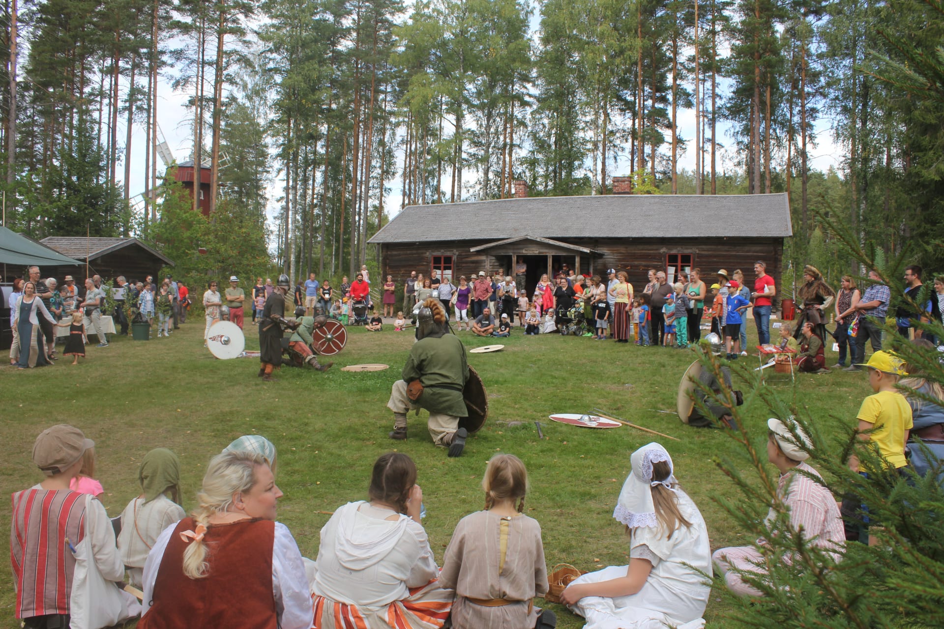 Yleisöä on kertynyt torpparimuseon pihamaalle Taaran markkinoilla viikinkimiekkailuesitystä seuraamaan