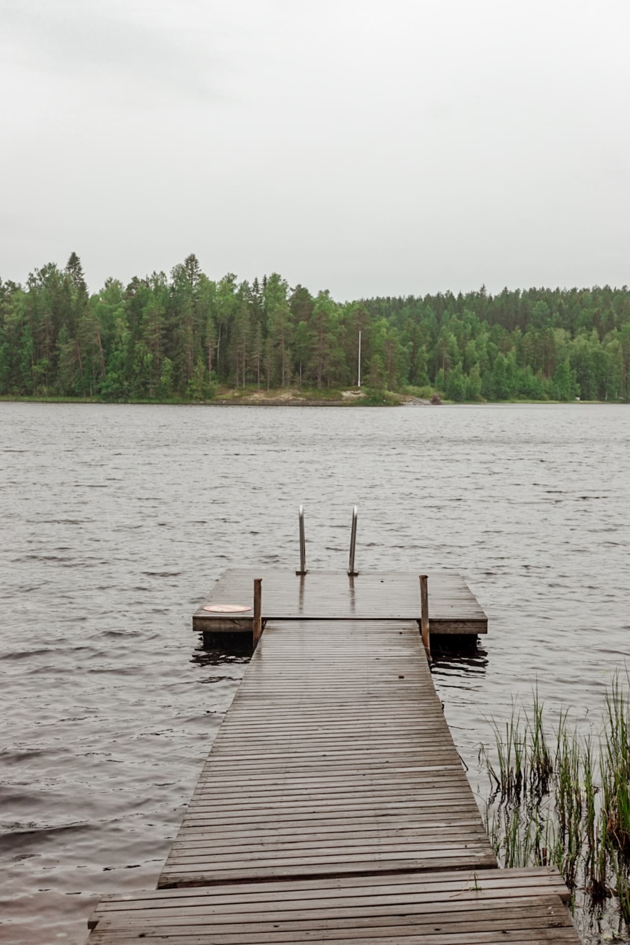 Uimalaituri Keihäsjärvellä Hevossaaren uimarannalla Kurussa.