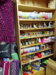 Kynttilähylly PeuranKellon puodissa Vuolenkoski