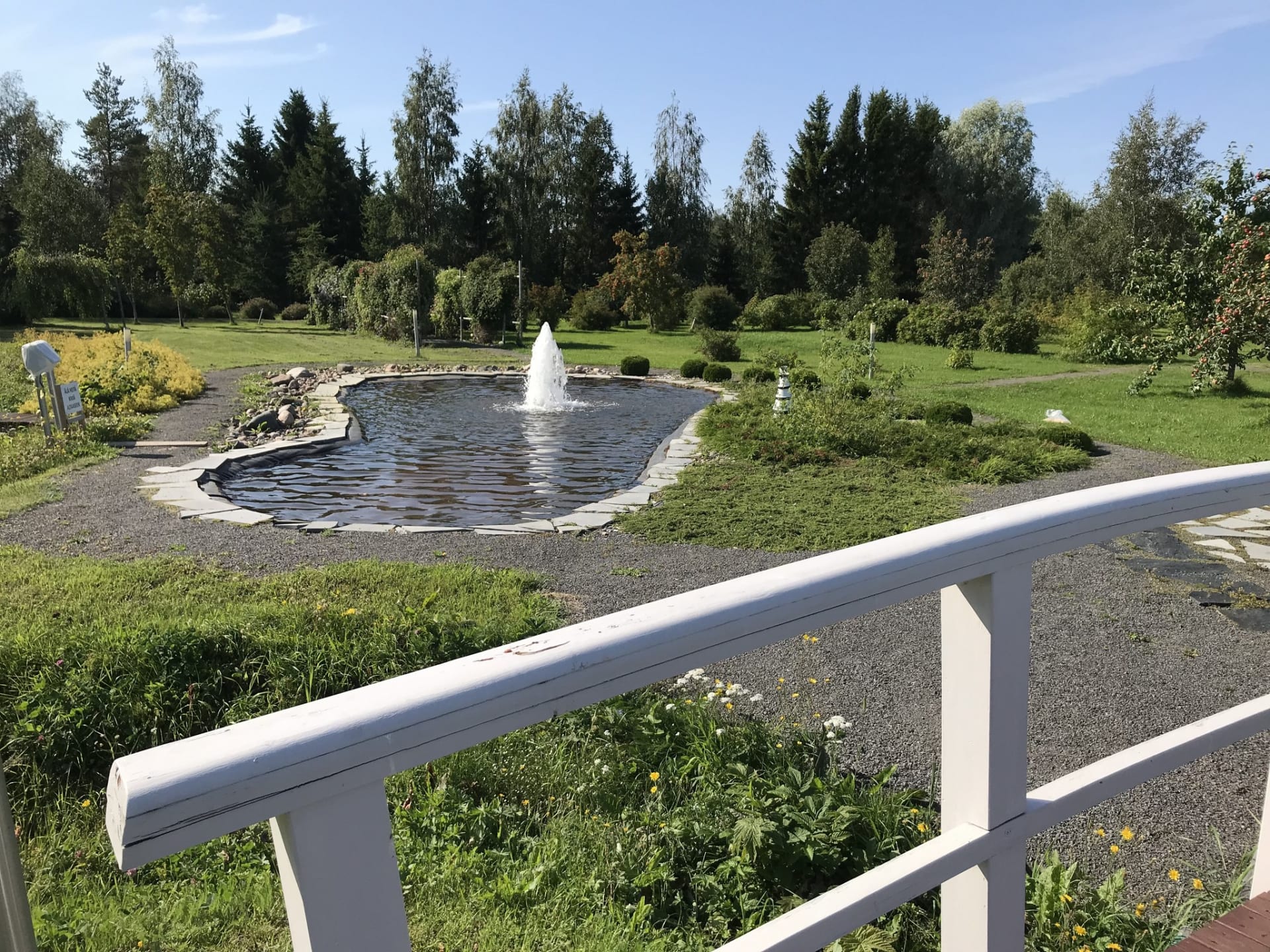 Ylimattila Arboretum alkukesästä.