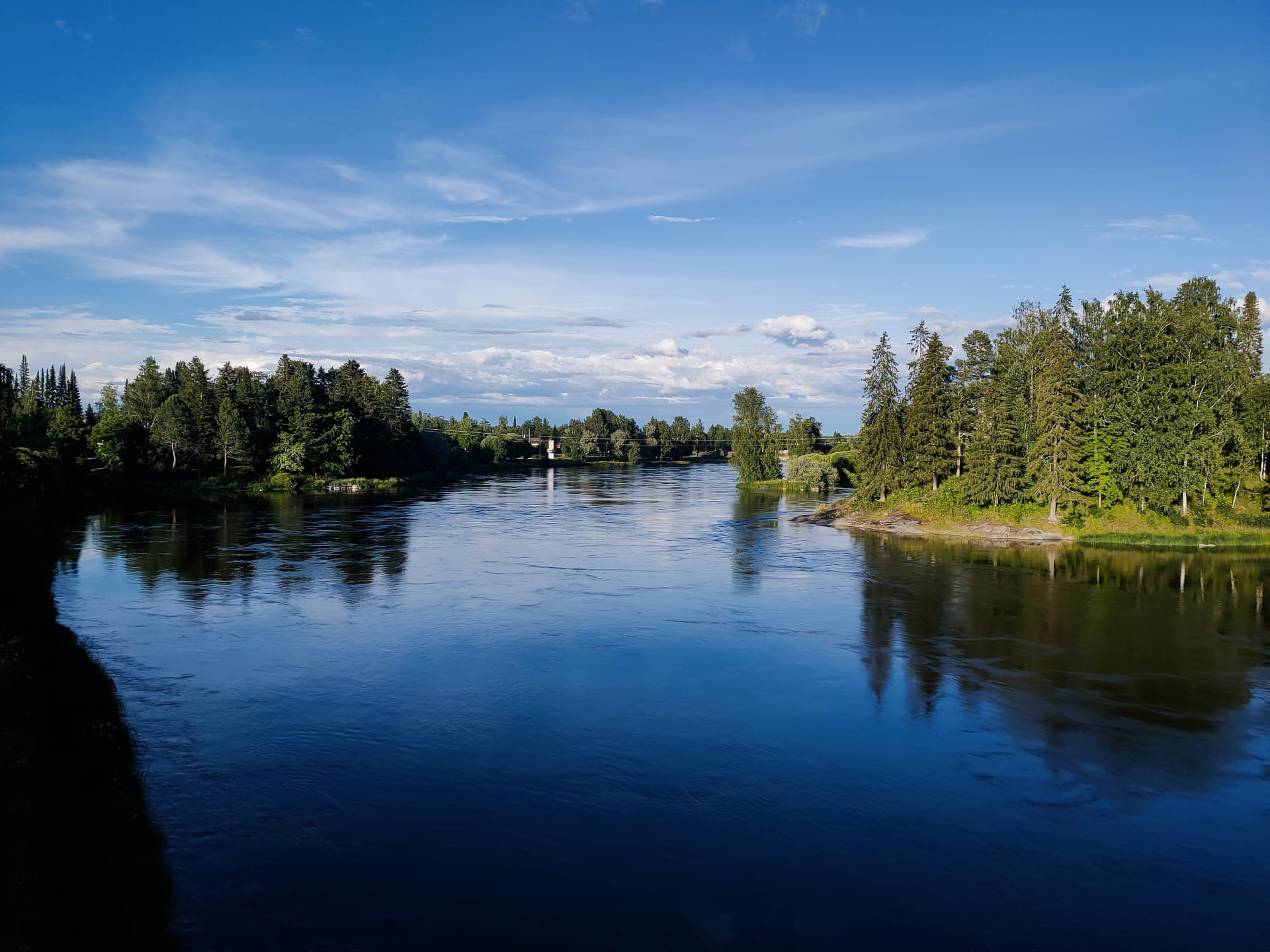 Kesäinen jokimaisema.
