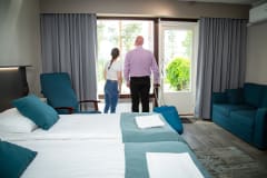 Pariskunta hotellihuoneessa