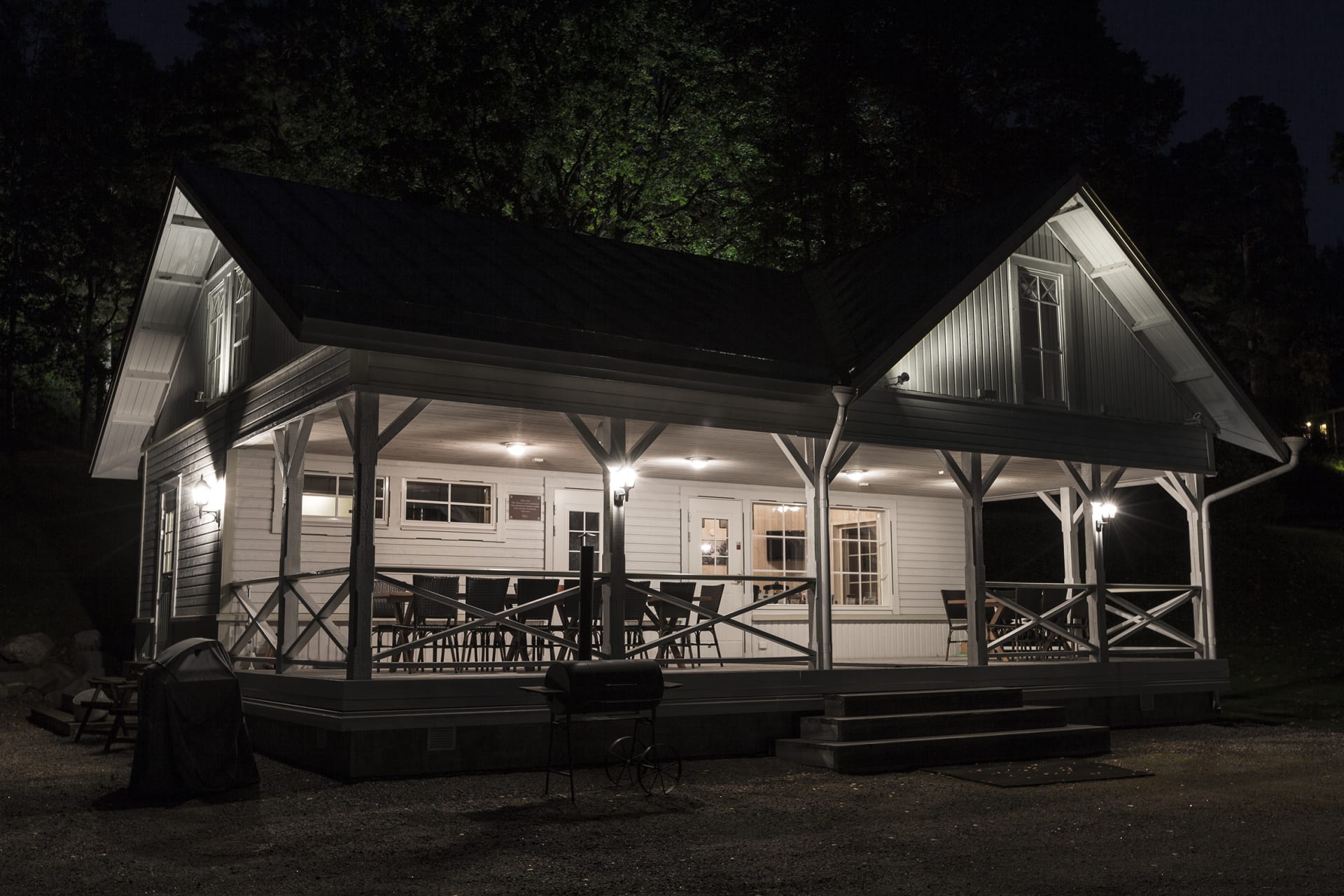 Kapteenin rantasauna pimeällä Kapteenin rantasauna pimeällä