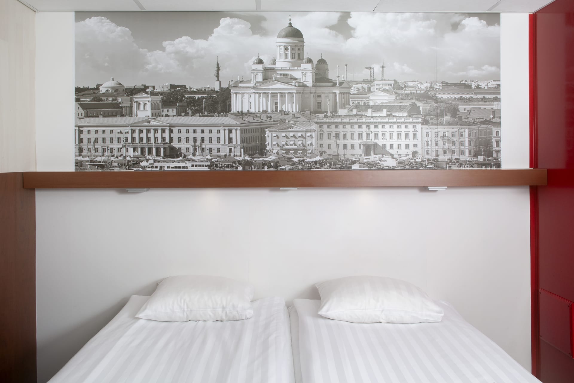 Omena Hotel Yrjönkatu standard huoneen sänky