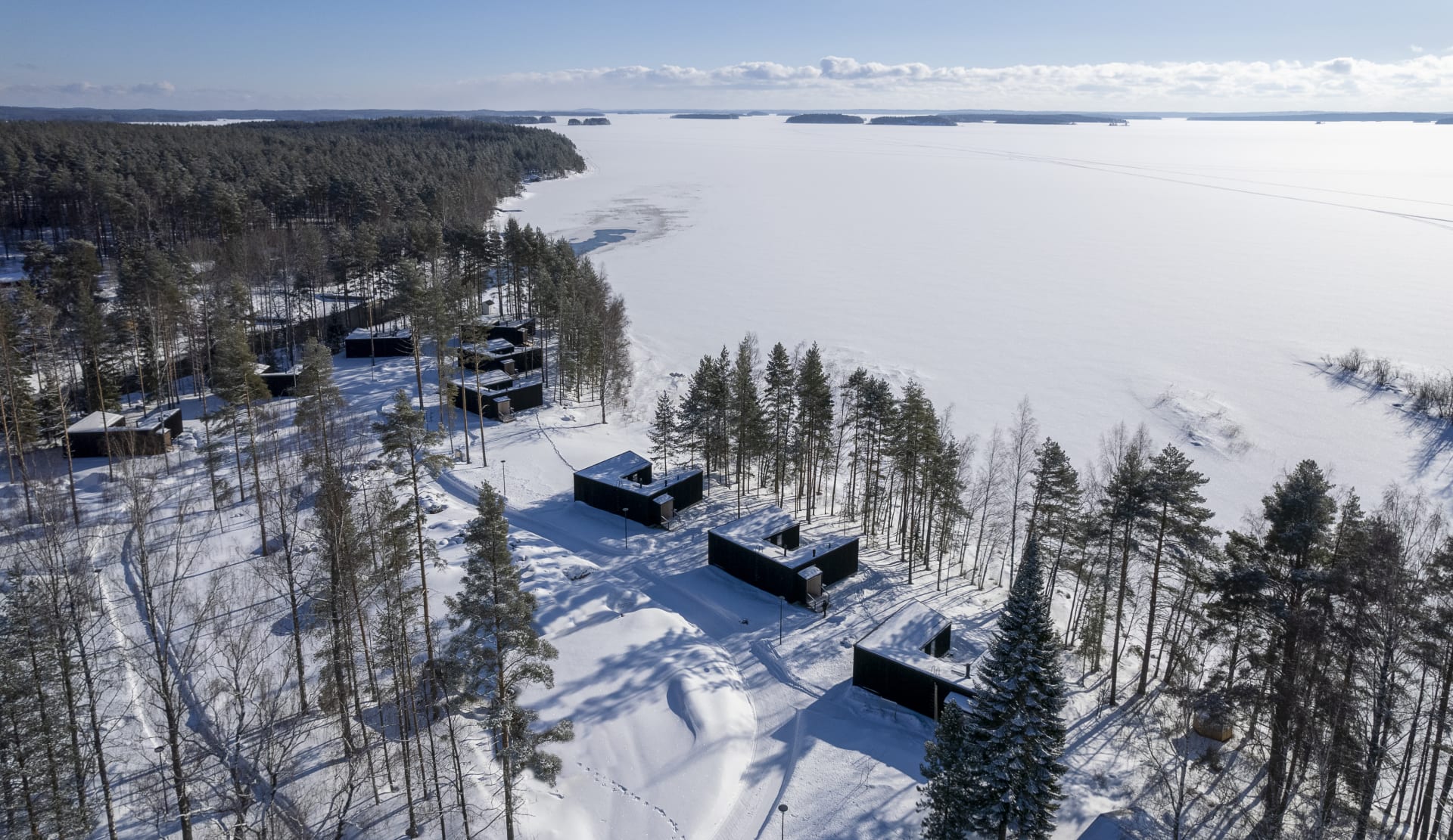 Kanava Resortin lomamökit kuvattuna maaliskuussa 2023. 