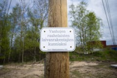 Plaque by the varvi mast in Raahe pays tribute to old shipbuilders.