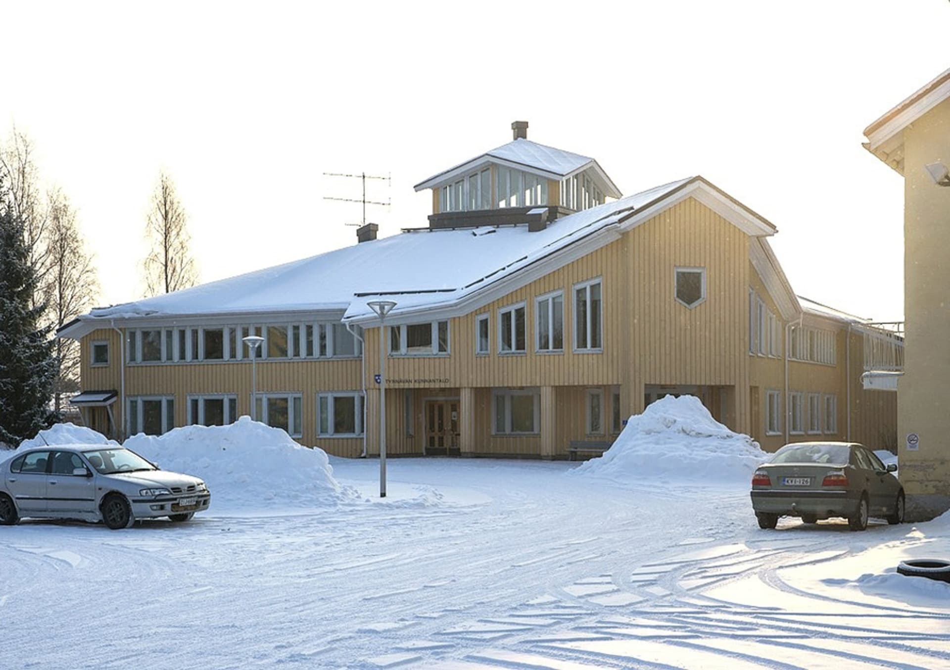 Tyrnävän kunnantalo talvella Tyrnävän kunnantalo talvella