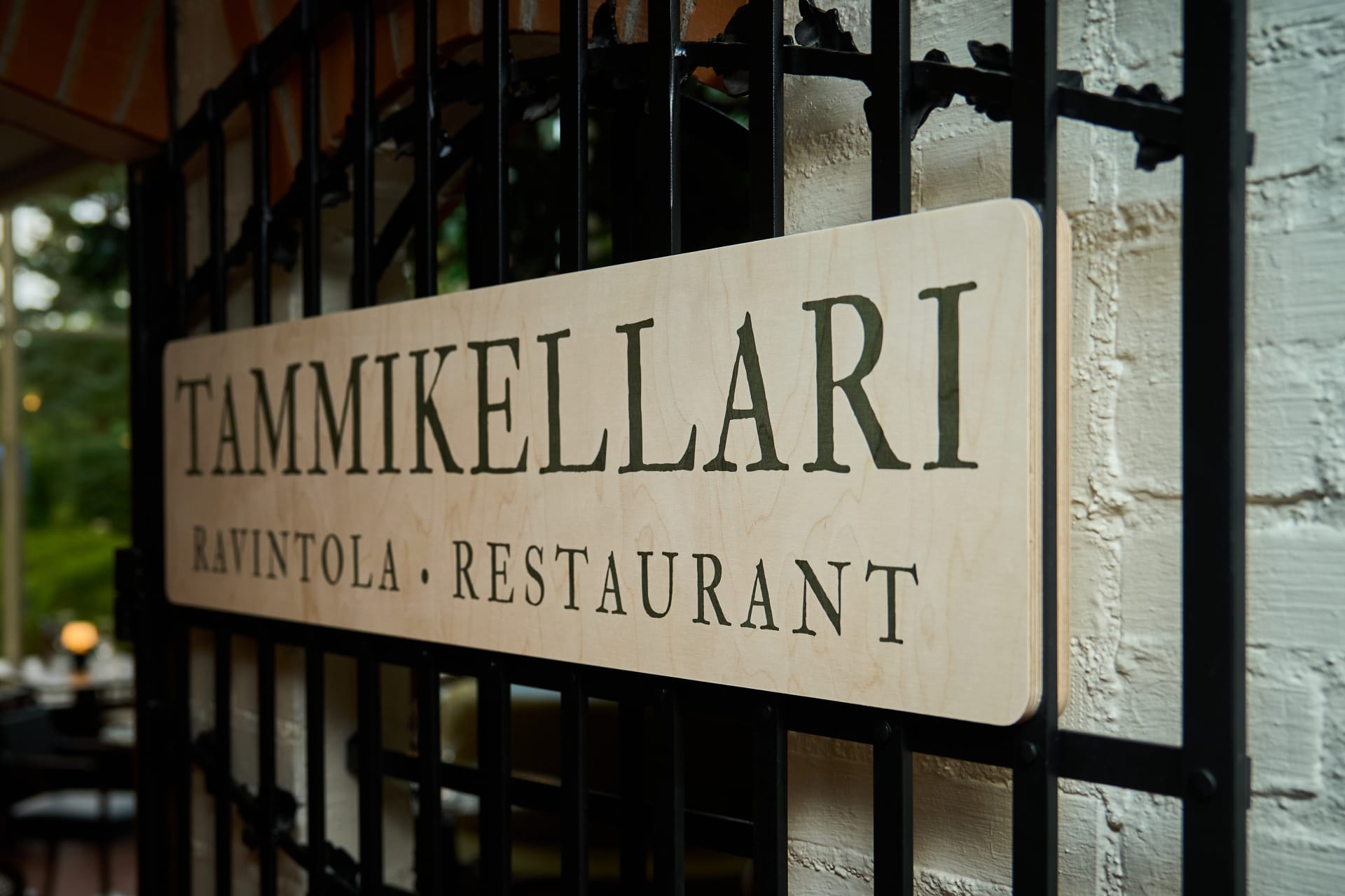 Ravintolan nimikyltti, jossa lukee Tammikellari Ravintolan nimikyltti, jossa lukee Tammikellari