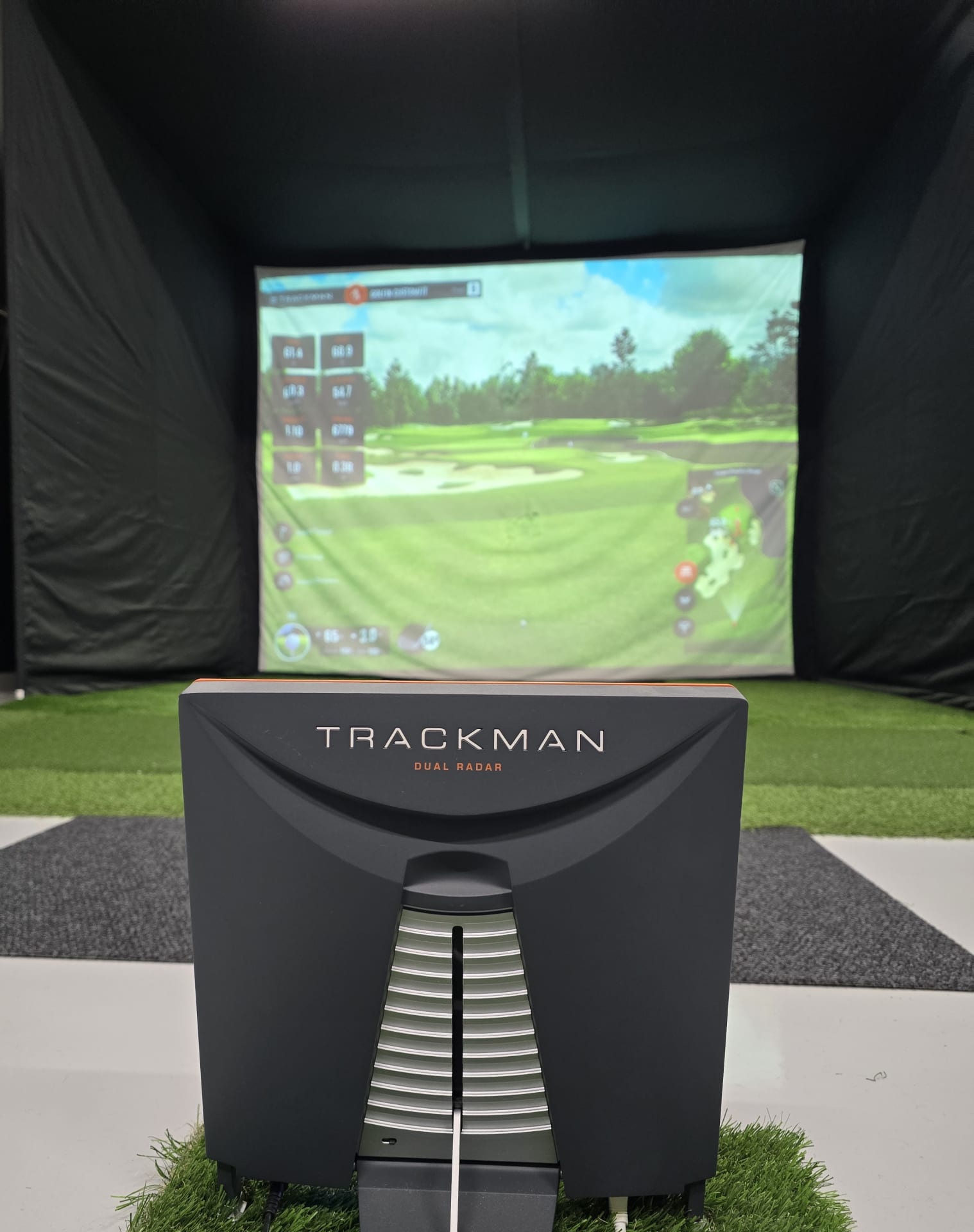 GOLFIN golfmyymälän TrackMan golftutka, joka analysoi golflyönnit CustomFittausta tehdessä.