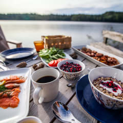 Aamiaista laiturilla Saimaan rannalla. Breakfast on the pier on the shore of Saimaa.