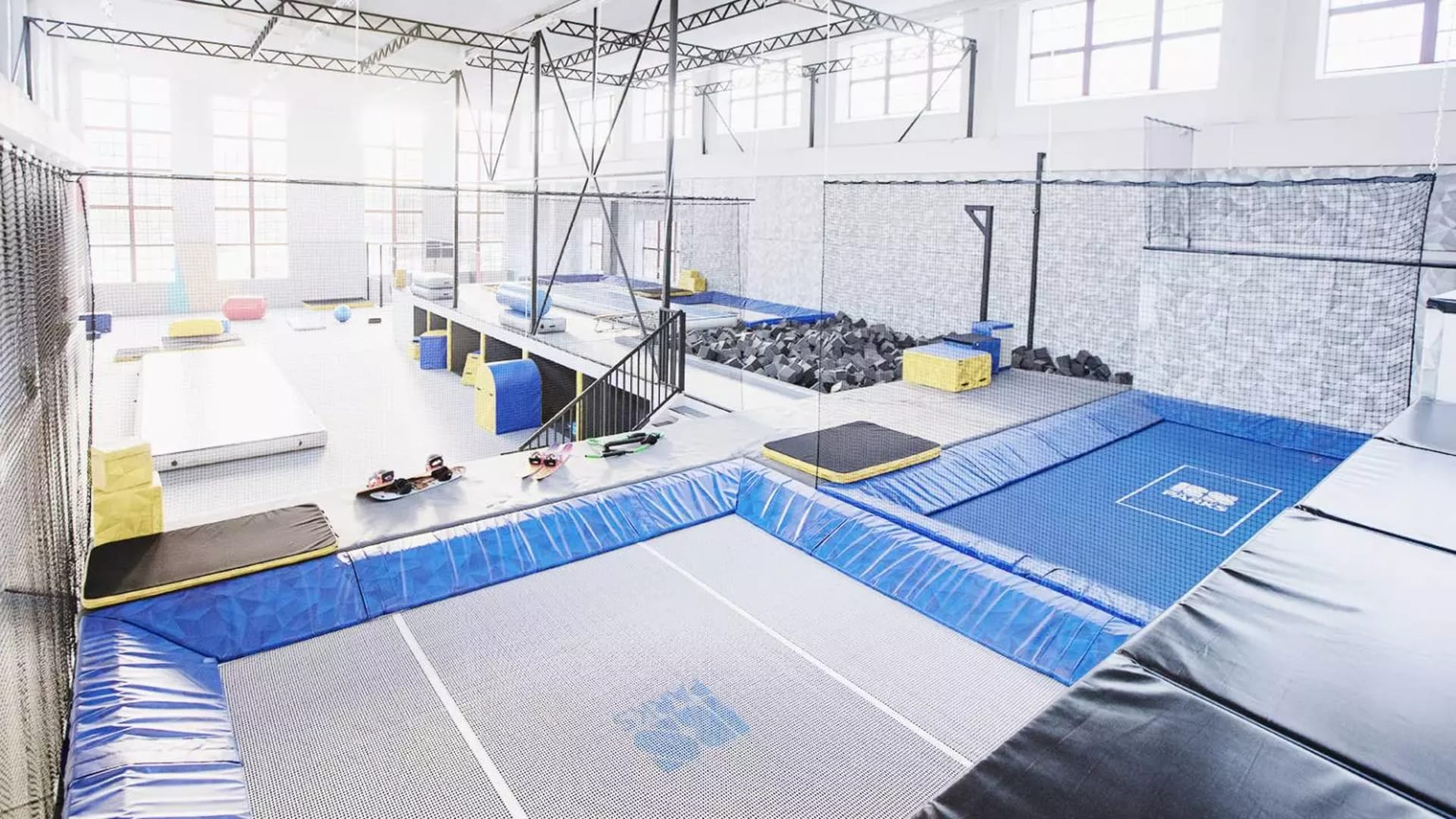 Reenis is a creative gym for versatile training. With us, you train purposefully in the gym and develop coordination and have fun on the trampolines.