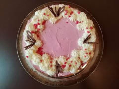 Vaaleanpunainen, koristeellinen kakku