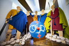 Nauravan lohikäärmeen näyttelytila, miesnukkejoukko kilpineen ja keihäineen