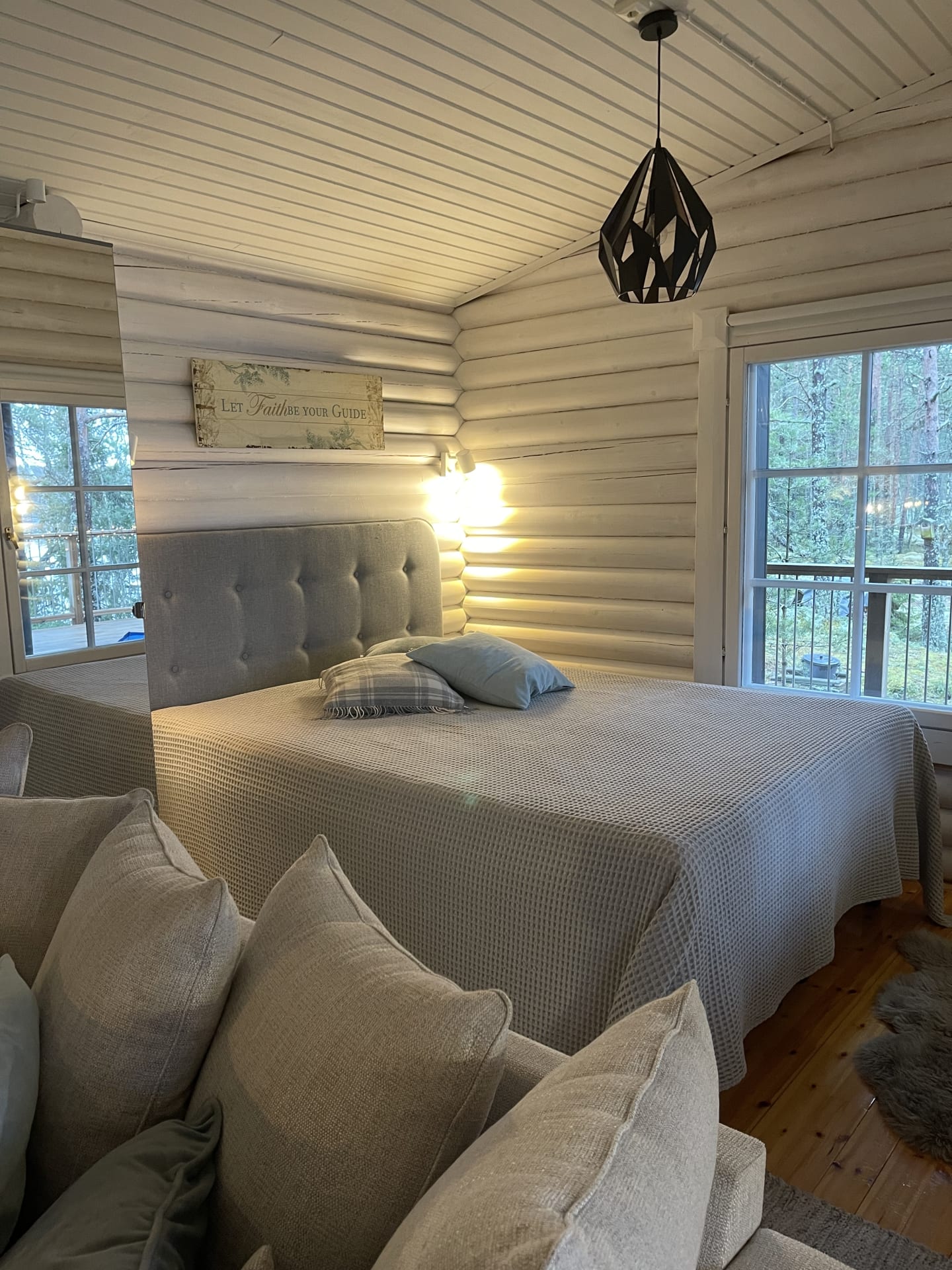 Parisänky olohuoneen syvennyksessä Parisänky olohuoneen syvennyksessä