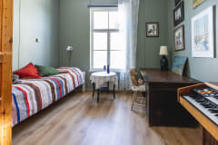 Sänky ja työpöytä huoneessa.