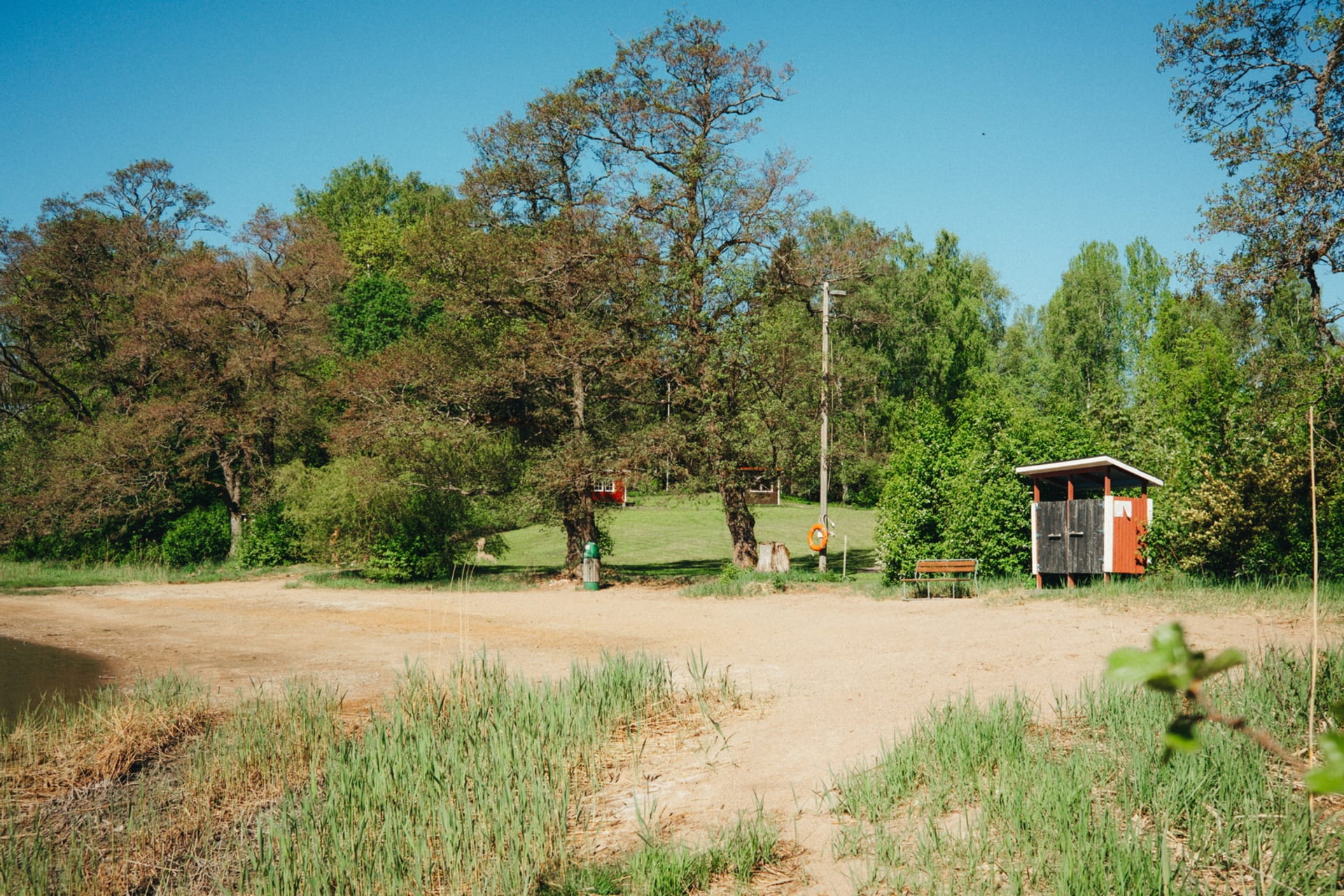 Photo of the beach and the small changing room