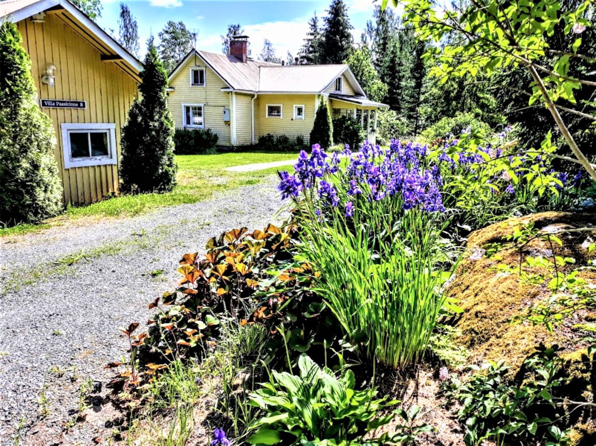 Parkkipaikka ja Villa Paasirinne B