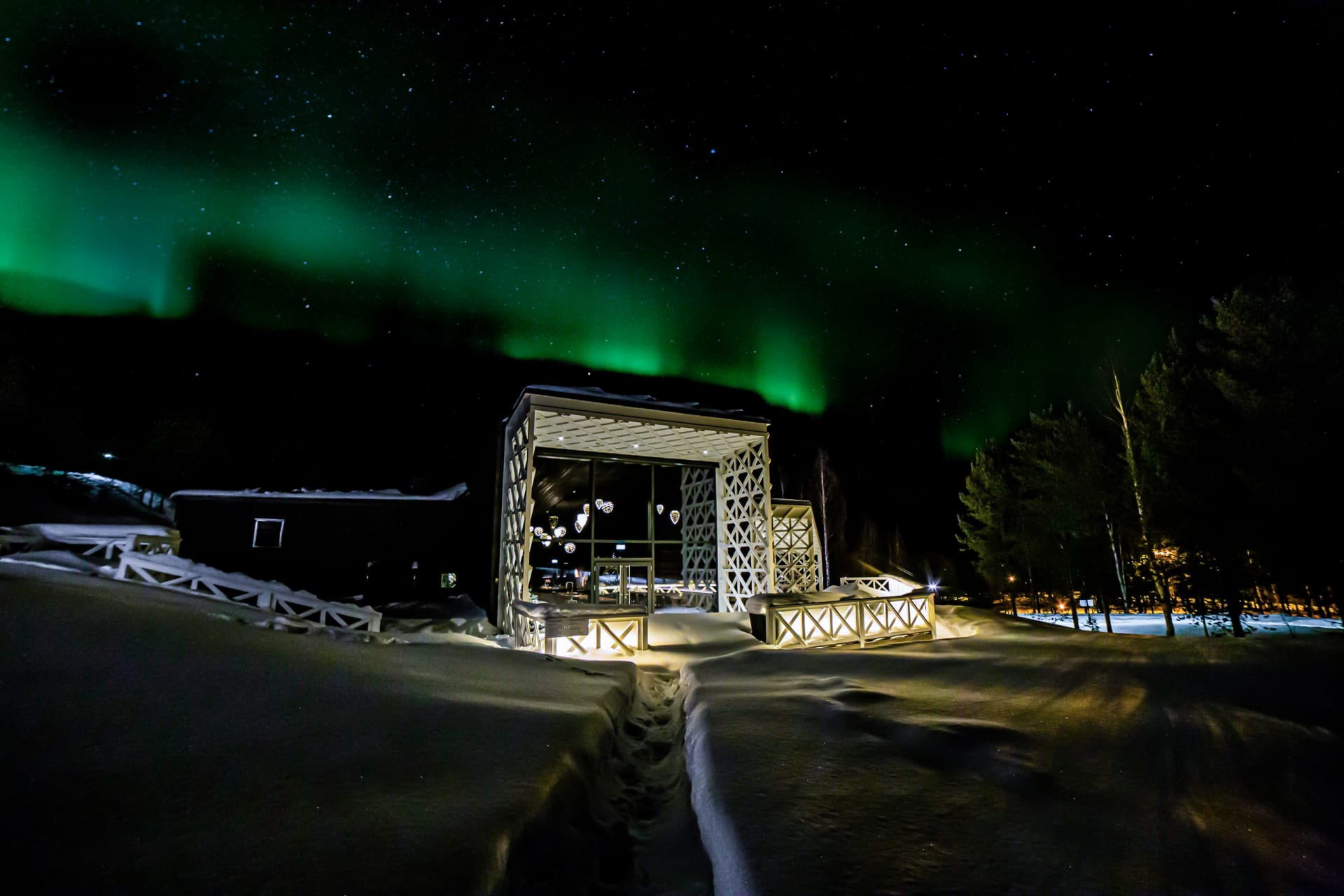 Northern Lights dancing above Rakas Restaurant