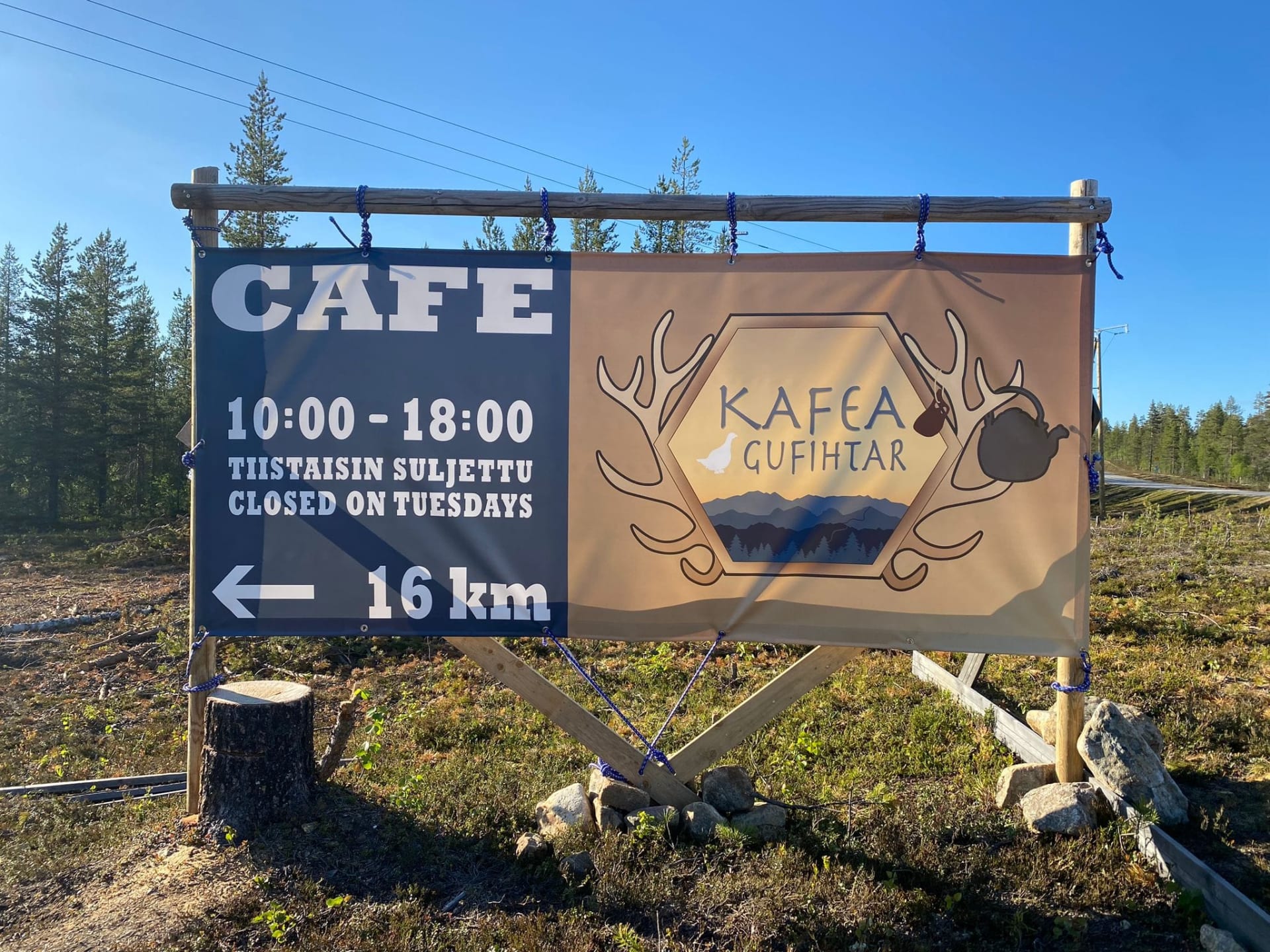 Kafea Gufihtar is located 16 km from the Highway 4.