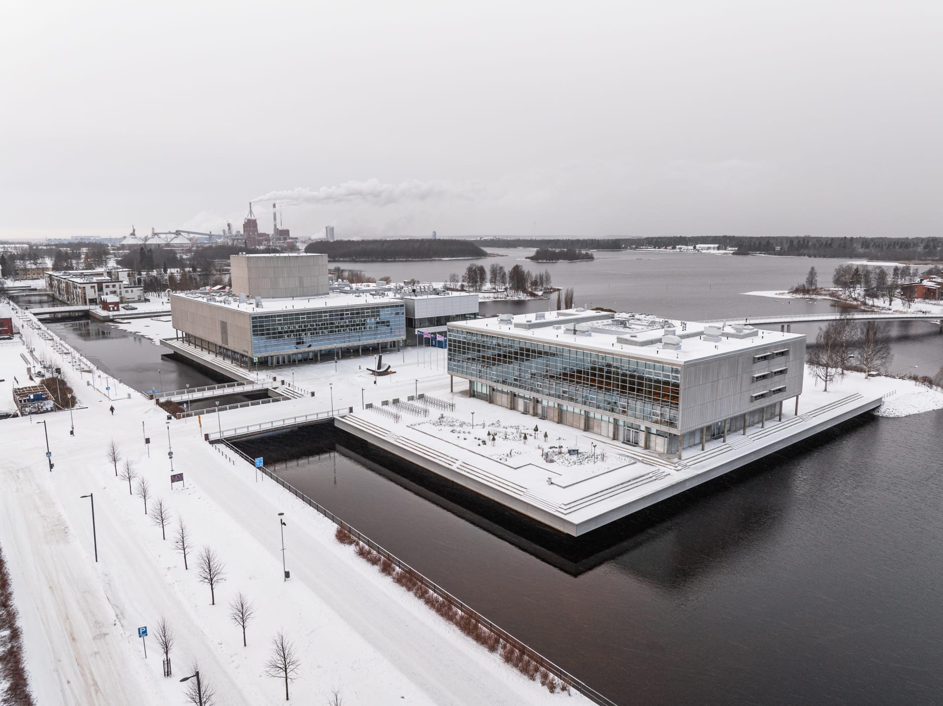 Laatikkomainen betonirakennus veden päällä.