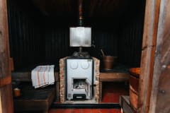 Kelluvan saunan sisätilat Saimaalla. Floating sauna interior in Lake Saimaa.