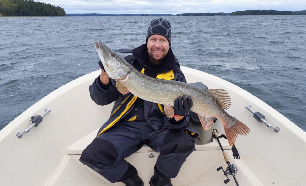 Hecht fischen auf der schönen Insel Särkisalo im finnischen Ostsee-Archipel.