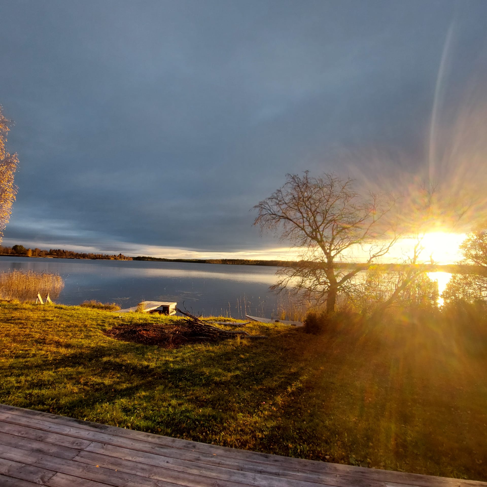 Syksy loistaa ja riisuu maisemaa.