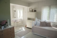 Hiliman mökki on sisustettu perinteiseen tyyliin.