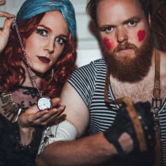 Astukaa voimamiehen pukuhuoneeseen ja kokekaa 60 minuuttia täynnä Friikkiä sirkusta! Ratkaiskaa pulmat yhdessä pelaajien kanssa, avatkaa lukot ja selviytykää sirkustähtien pukuhuoneista ennen ajan loppumista.