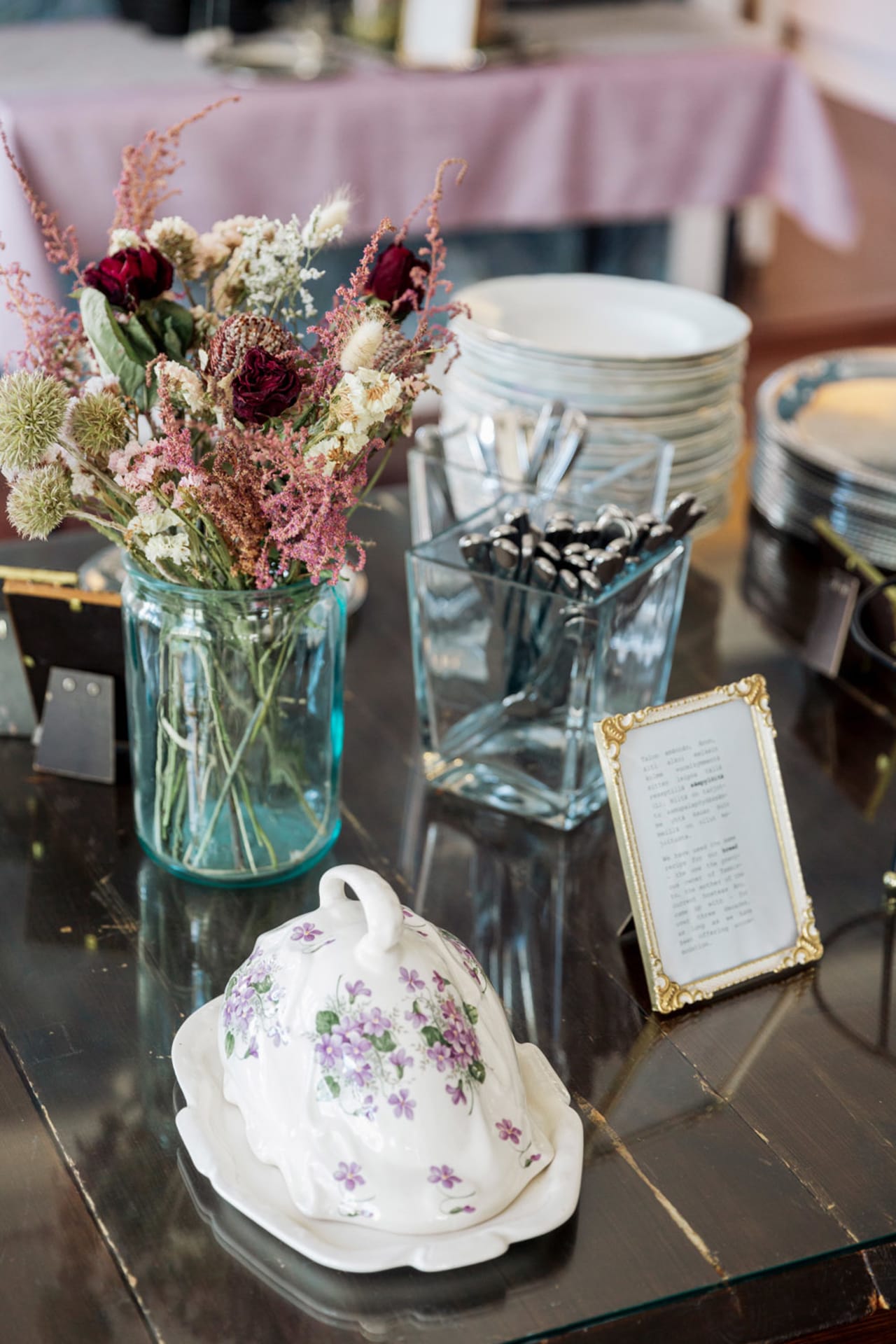 Own products and traditional tableware. Own products and traditional tableware.