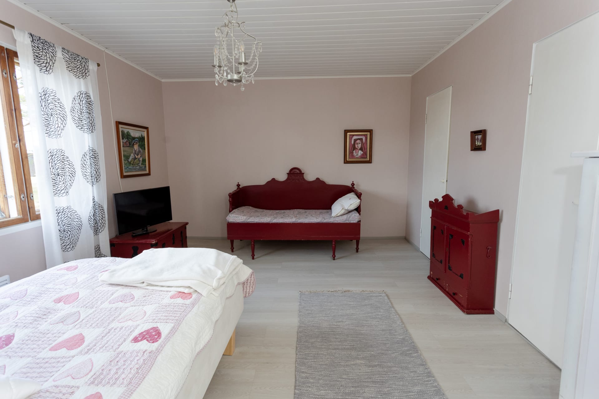 Makuuhuone 1 - 120 cm leveä sänky ja 160 cm pitkä puusänky