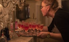 Nainen nostaa tarjotinta.