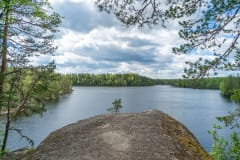 Kallion päältä otettu kuva, josta näkyy järvelle