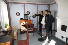 Opastetulla kierroksella Kuparisepän talossa lukkarinlesken kamarissa