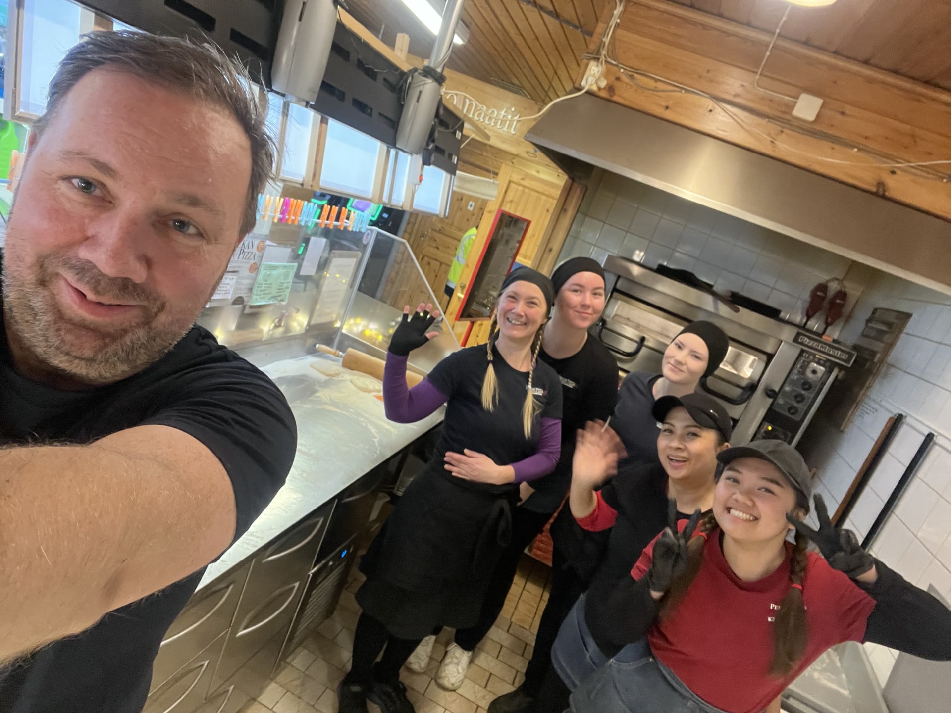 Pekka, Sanna, Manta, Venla, Jum ja Nicha.