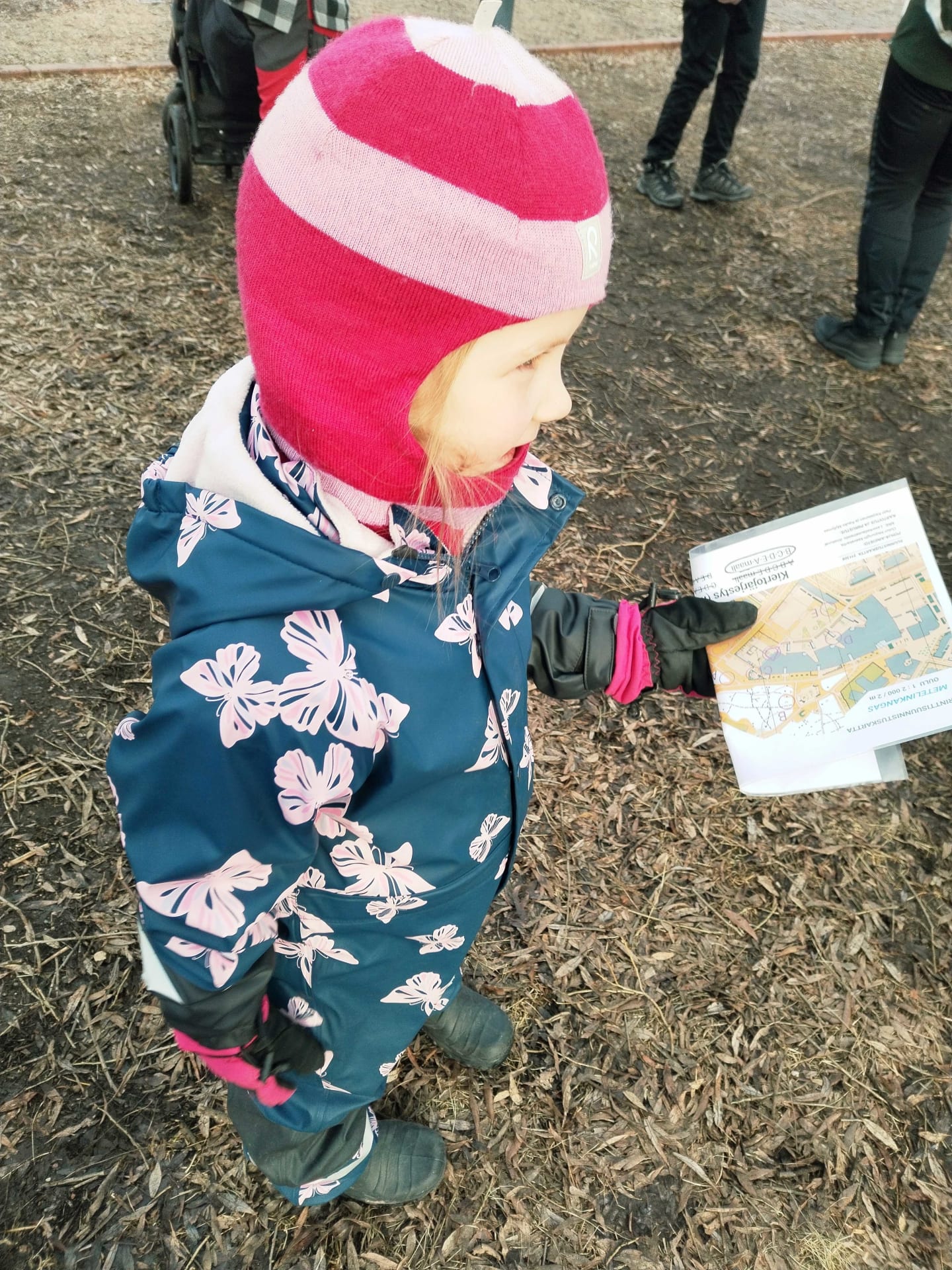 Lapsi, jolla on kartta kädessä