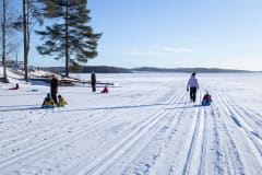 Lapsia ja aikuisia ulkona talvella