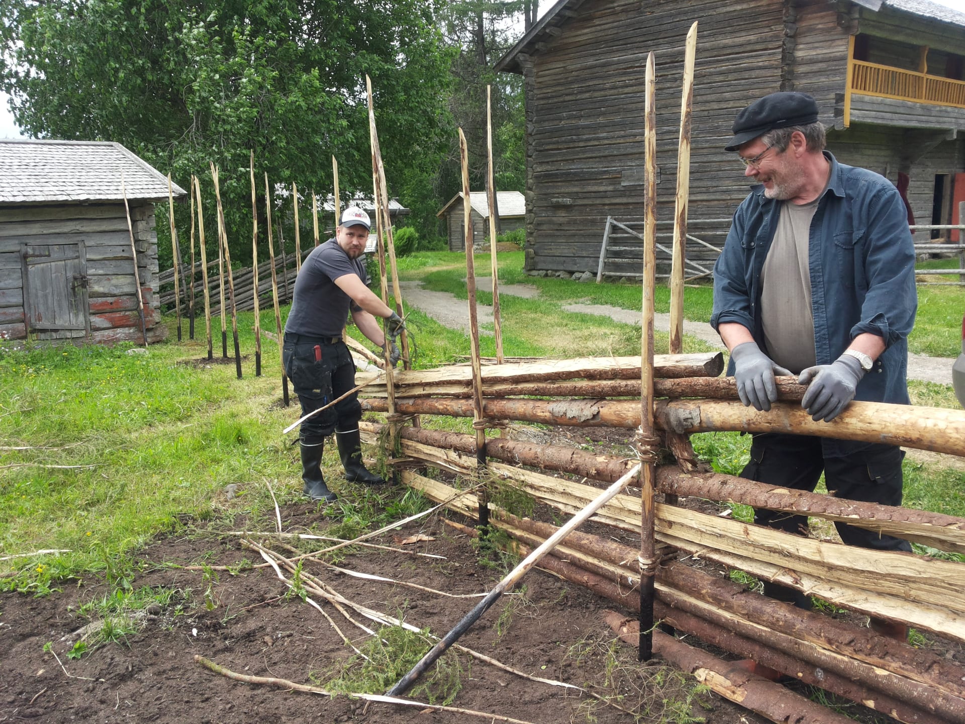 Riukuaidan uusimista Pienmäen talomuseossa 2016