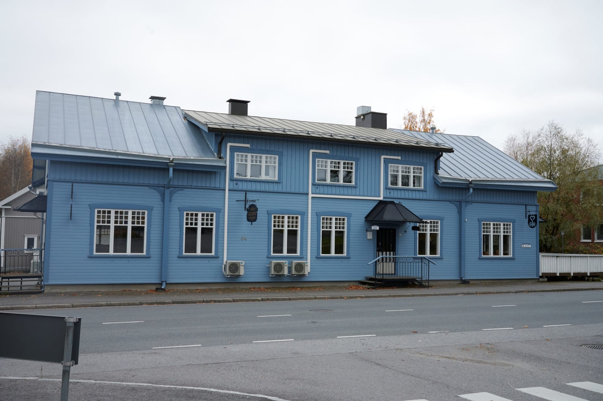 Liekoranta building, an old blue wooden house.