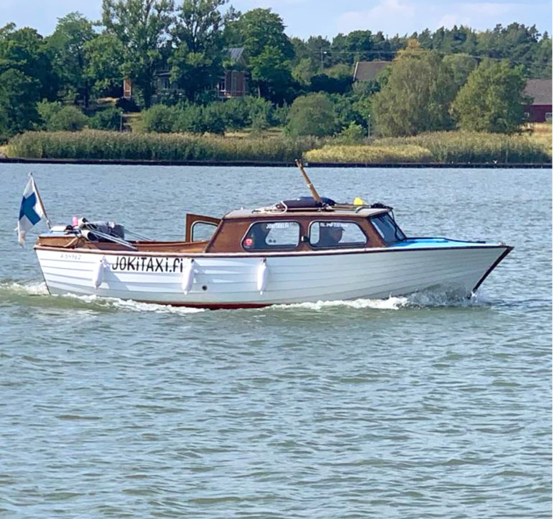 Jokitaxi cruising near Ruissalo island