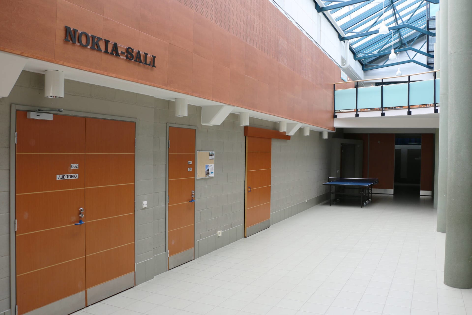 Nokia-salin ovet aulasta kuvattuna