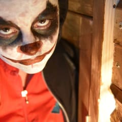 Klovnin pukuhuoneessa odottaa veikeä juonittelija. Käytä luovuuttasi ja älykkyyttäsi paljastaaksesi hänen salaisuutensa.