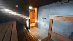 Jylhä kelohirsinen Ankkuri-mökki